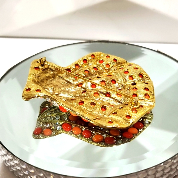 Beautiful Undersea KENNETH LANE Jeweled Scallop Seashell Brooch - Picture 5 of 6